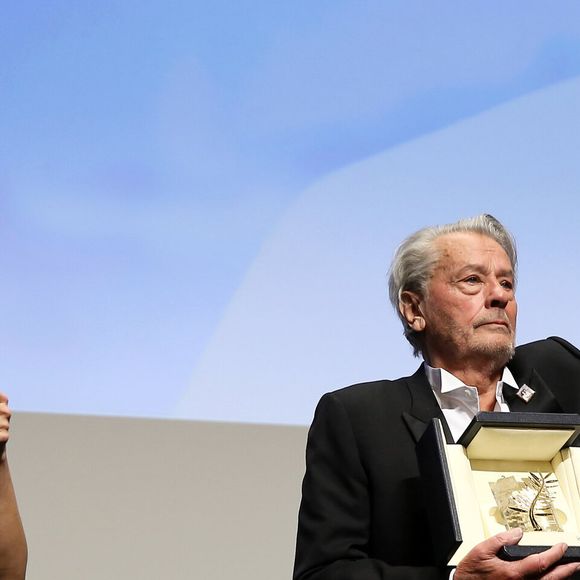 Alain Delon (avec un badge Paris Match d'une ancienne couverture du magazine titrant "Alain Delon, mes deux amours, Rosalie et Anouchka) et sa fille Anouchka (Robe Elie Saab) - Remise de la Palme d'Honneur à Alain Delon lors du 72ème Festival International du Film de Cannes. Le 19 mai 2019
© Jacovides-Moreau / Bestimage