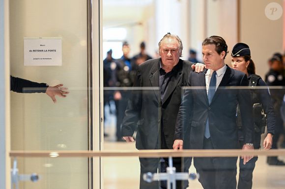 L'acteur français Gérard Depardieu arrive, avec son avocat Jérémie Assous, à l'ouverture de son procès pour agressions sexuelles sur deux femmes lors d'un tournage de film en 2021, au tribunal correctionnel de Paris, France, le 24 mars 2025. Depardieu, 76 ans, qui a réalisé plus de 200 films et séries télévisées, a été accusé de comportement inapproprié par une vingtaine de femmes, mais c'est la première affaire à être jugée. Les deux plaignantes - Amélie, 54 ans, décoratrice, et Sarah (nom modifié), 34 ans, assistante réalisatrice - allèguent une agression sexuelle lors du tournage en 2021 de « Les Volets Verts » du réalisateur Jean Becker. © Pierre Perusseau/Bestimage