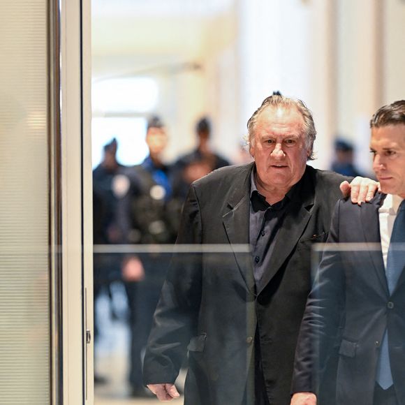 L'acteur français Gérard Depardieu arrive, avec son avocat Jérémie Assous, à l'ouverture de son procès pour agressions sexuelles sur deux femmes lors d'un tournage de film en 2021, au tribunal correctionnel de Paris, France, le 24 mars 2025. Depardieu, 76 ans, qui a réalisé plus de 200 films et séries télévisées, a été accusé de comportement inapproprié par une vingtaine de femmes, mais c'est la première affaire à être jugée. Les deux plaignantes - Amélie, 54 ans, décoratrice, et Sarah (nom modifié), 34 ans, assistante réalisatrice - allèguent une agression sexuelle lors du tournage en 2021 de « Les Volets Verts » du réalisateur Jean Becker. © Pierre Perusseau/Bestimage