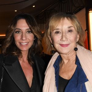 Exclusif - Virginie Guilhaume et Marie-Anne Chazel - Première de la comédie musicale "Funny Girl" à Paris le 13 novembre 2019. Une histoire vraie, une comédie musicale et un film.
Applaudie en 1964 sur la scène du Winter Theatre à Broadway, Funny Girl a emprunté la voie royale des comédies musicales à succès et pris le chemin d'Hollywood pour poursuivre sa carrière sur grand écran et consacrer le talent de la jeune Barbara Streisand.
Vedette très populaire des Ziegfeld Follies dans les années 1920, Fanny Brice a tous les talents : elle joue, elle danse, elle chante et fait beaucoup rire. Ajoutez à cela une vie amoureuse tourmentée et voilà un personnage dont la vie vaut bien un musical et un film.

© Guirec Coadic/Bestimage