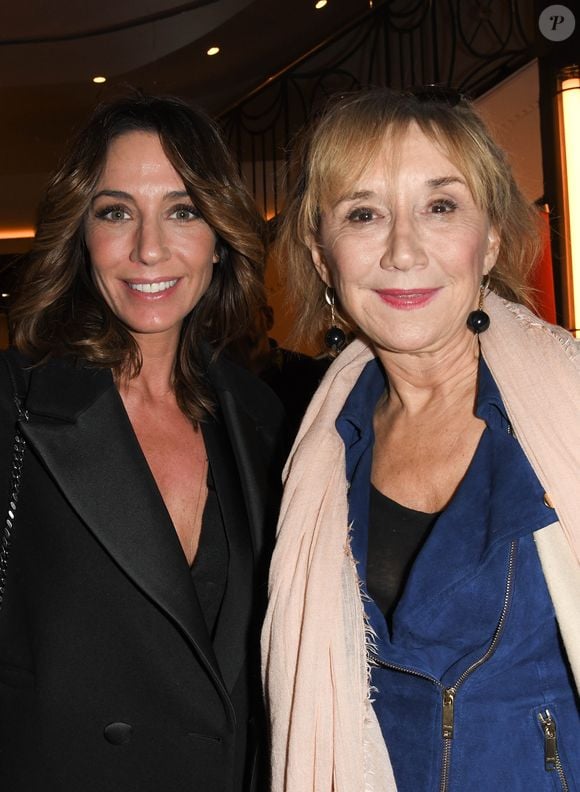 Exclusif - Virginie Guilhaume et Marie-Anne Chazel - Première de la comédie musicale "Funny Girl" à Paris le 13 novembre 2019. Une histoire vraie, une comédie musicale et un film.
Applaudie en 1964 sur la scène du Winter Theatre à Broadway, Funny Girl a emprunté la voie royale des comédies musicales à succès et pris le chemin d'Hollywood pour poursuivre sa carrière sur grand écran et consacrer le talent de la jeune Barbara Streisand.
Vedette très populaire des Ziegfeld Follies dans les années 1920, Fanny Brice a tous les talents : elle joue, elle danse, elle chante et fait beaucoup rire. Ajoutez à cela une vie amoureuse tourmentée et voilà un personnage dont la vie vaut bien un musical et un film.

© Guirec Coadic/Bestimage