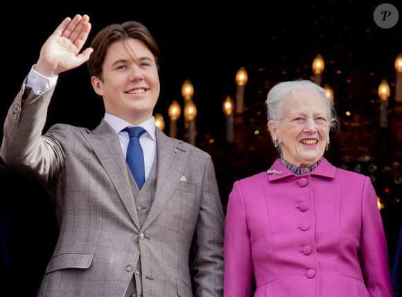 Sur les réseaux sociaux, certains internautes y ont aussi vu une manière pour la reine de faire décroiser les bras de sa fille.

Le prince Christian de Danemark fête ses 18 ans entouré de la famille royale au balcon d'Amalienborg à Copenhague le 15 octobre. Étaient présents : la reine Margrethe II de Danemark, le prince Frederik, la prince Mary, la princesse Isabella, le prince Vincent et la princesse Josephine Royalportraits Europe/Bernard Ruebsamen