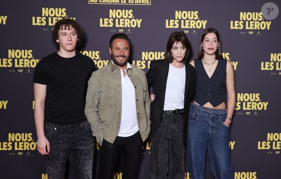 Un rôle qui sort de ce qu'elle a l'habitude de proposer. A "Télé 7 jours", elle a expliqué que "La comédie me bouscule parce que ce n’est pas un registre habituel". 

Hadrien Heaulme, José Garcia, Charlotte Gainsbourg et Lili Aubry - Avant-première du film "Nous les Leroy" au cinéma UGC Normandie sur les Champs-Elysées à Paris. Le 3 avril 2024
© Denis Guignebourg / Bestimage