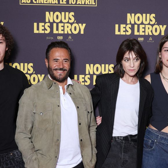 Un rôle qui sort de ce qu'elle a l'habitude de proposer. A "Télé 7 jours", elle a expliqué que "La comédie me bouscule parce que ce n’est pas un registre habituel". 

Hadrien Heaulme, José Garcia, Charlotte Gainsbourg et Lili Aubry - Avant-première du film "Nous les Leroy" au cinéma UGC Normandie sur les Champs-Elysées à Paris. Le 3 avril 2024
© Denis Guignebourg / Bestimage