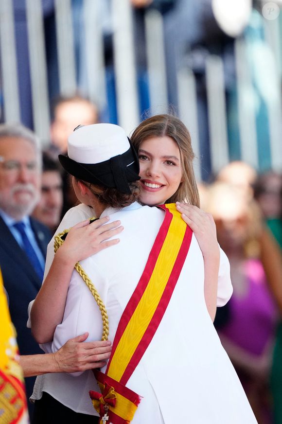 Initialement attirée par les arts libéraux, Sofia a dû revoir son choix sur conseil de ses parents… Ce parcours signe un premier pas d'indépendance face au destin militaire de sa sœur Leonor. 

La princesse Leonor et l'infante Sofia d'Espagne - Le roi Felipe VI d’Espagne remet à la princesse des Asturies, la princesse Leonor, la Grand-Croix du Mérite Naval avec Distinctif Blanc, à Marín, le 16 juillet 2025 @LALO YASKY / BESTIMAGE