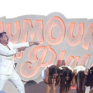 Michael Youn et Kev Adams - Enregistrement de l'émission "L'humour à la plage" pour la 2eme édition du festival de Juan les Pins à la pinède Gould le 27 juin 2025.  © Bruno Bebert / Bestimage