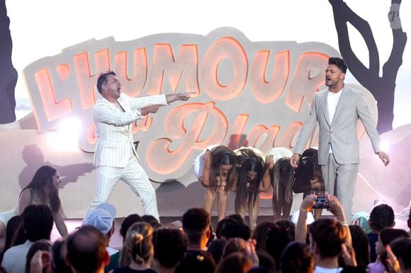 Michael Youn et Kev Adams - Enregistrement de l'émission "L'humour à la plage" pour la 2eme édition du festival de Juan les Pins à la pinède Gould le 27 juin 2025.  © Bruno Bebert / Bestimage