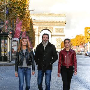 Entouré de l’affection dont il a tant besoin, l’acteur de "La Vérité si je mens" a partagé plusieurs clichés de cette parenthèse bucolique dans le Loiret, au cœur de cette demeure rustique et authentique devenue leur havre de paix. Un refuge loin des polémiques liées à l’héritage d’Alain Delon.

Exclusif - Rendez-vous avec Anthony Delon et ses filles Loup et Liv sur les Champs-Elysées à Paris, France, le 26 novembre 2017. © Philippe Doignon/Bestimage