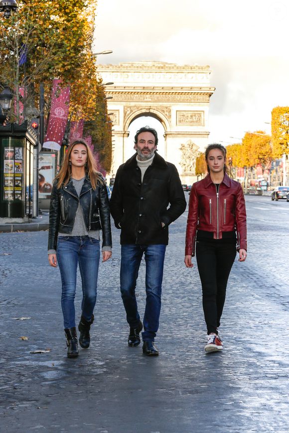 Entouré de l’affection dont il a tant besoin, l’acteur de "La Vérité si je mens" a partagé plusieurs clichés de cette parenthèse bucolique dans le Loiret, au cœur de cette demeure rustique et authentique devenue leur havre de paix. Un refuge loin des polémiques liées à l’héritage d’Alain Delon.

Exclusif - Rendez-vous avec Anthony Delon et ses filles Loup et Liv sur les Champs-Elysées à Paris, France, le 26 novembre 2017. © Philippe Doignon/Bestimage