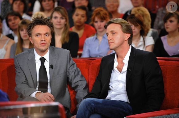 "Je suis dans le sud de la France, et on nous dit :  'Papa a eu un accident, il est à l’hôpital, on monte à Paris'", a t-il confié à nos confrères. "

Claude François Jr et Marc François - Emission - Vivement Dimanche diffusée le 4 mars 2012 - Spéciale Cloclo. (AGENCE / BESTIMAGE)