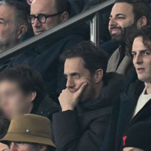 Fabien Marsaud (aka Grand Corps Malade) avec son fils, Paul de Saint Sernin - Célébrités dans les tribunes du match de Ligue 1 McDonald's entre le Paris Saint Germain (PSG) et l'Olympique de Marseille (OM) (5-0) au Parc des Princes à Paris le 8 février 2026. © Lionel Urman/Bestimage