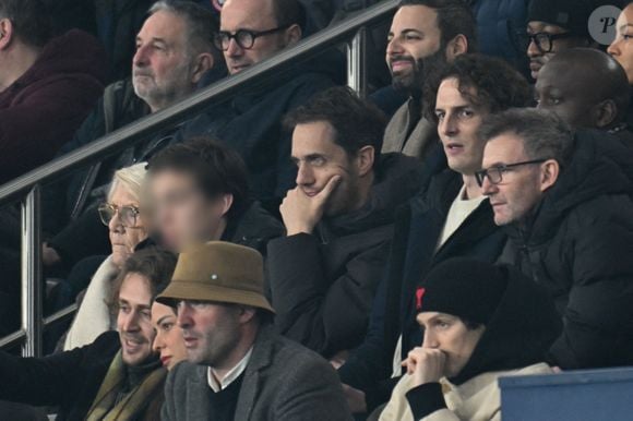 Fabien Marsaud (aka Grand Corps Malade) avec son fils, Paul de Saint Sernin - Célébrités dans les tribunes du match de Ligue 1 McDonald's entre le Paris Saint Germain (PSG) et l'Olympique de Marseille (OM) (5-0) au Parc des Princes à Paris le 8 février 2026. © Lionel Urman/Bestimage