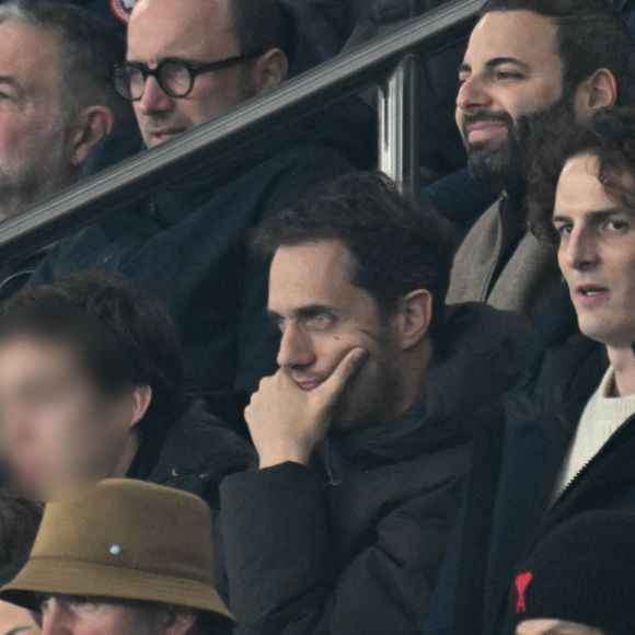Fabien Marsaud (aka Grand Corps Malade) avec son fils, Paul de Saint Sernin - Célébrités dans les tribunes du match de Ligue 1 McDonald's entre le Paris Saint Germain (PSG) et l'Olympique de Marseille (OM) (5-0) au Parc des Princes à Paris le 8 février 2026. © Lionel Urman/Bestimage