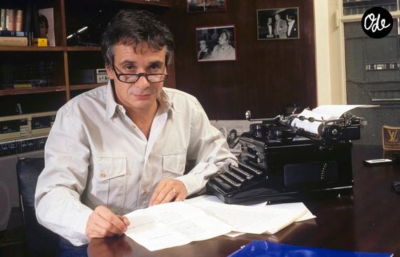 Archives - En France, à Paris, Michel Sardou chez lui en novembre 1985.