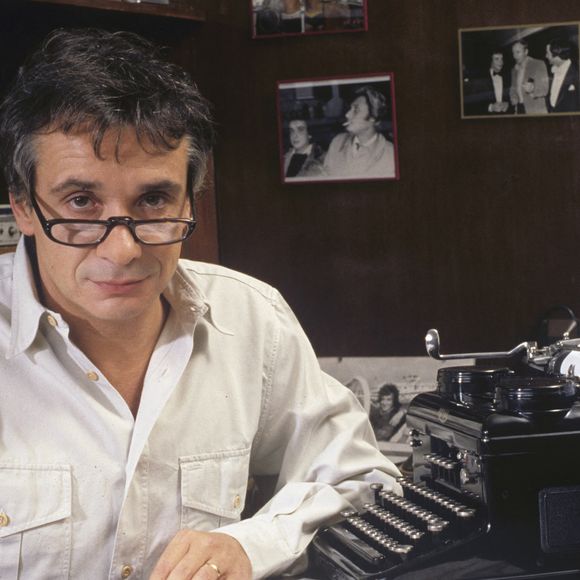 Archives - En France, à Paris, Michel Sardou chez lui en novembre 1985.
