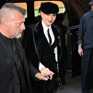 Cette année, Jennifer Lopez a misé sur une allure très structurée et sophistiquée.
Jennifer Lopez va déjeuner dans un restaurant après le défilé Dolce & Gabbana lors de la Fashion Week de Milan (MLFW), le 26 septembre 2026. © Gédéon Taïeb / Bestimage