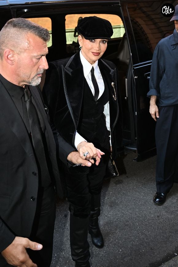Cette année, Jennifer Lopez a misé sur une allure très structurée et sophistiquée.

Jennifer Lopez va déjeuner dans un restaurant après le défilé Dolce & Gabbana lors de la Fashion Week de Milan (MLFW), le 26 septembre 2026. © Gédéon Taïeb / Bestimage