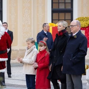 Le prince Jacques de Monaco, marquis des Baux, La princesse Gabriella de Monaco, comtesse de Carladès, Le prince Albert II de Monaco et la princesse Charlène de Monaco, Camille Gottlieb et sa mère, La princesse Stéphanie de Monaco - La famille princière de Monaco offre les traditionnels cadeaux de Noël aux enfants monégasques dans la Cour du Palais Princier, le 18 décembre 2024. 
© Olivier Huitel / Pool Monaco / Bestimage