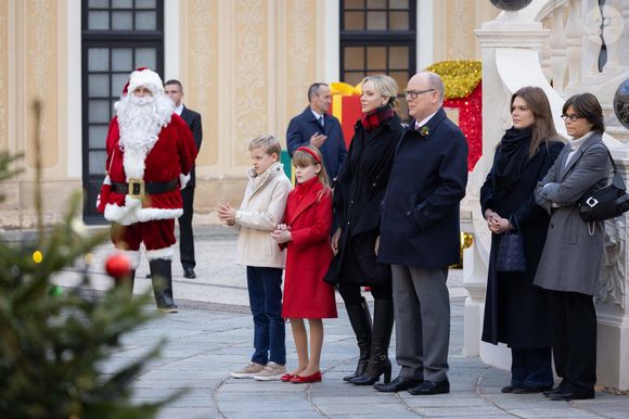 Le prince Jacques de Monaco, marquis des Baux, La princesse Gabriella de Monaco, comtesse de Carladès, Le prince Albert II de Monaco et la princesse Charlène de Monaco, Camille Gottlieb et sa mère, La princesse Stéphanie de Monaco - La famille princière de Monaco offre les traditionnels cadeaux de Noël aux enfants monégasques dans la Cour du Palais Princier, le 18 décembre 2024. 
© Olivier Huitel / Pool Monaco / Bestimage