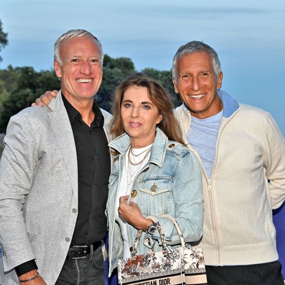 Didier Deschamps, sa femme, Claude et Nagui durant la soirée de clôture de la 1ere édition du festival Les Théâtrales d’Eze en plein air à l'oppidum du Col d'Eze avec la pièce "Brexit sentimental", le 8 août 2023. 
© Bruno Bebert / Bestimage
