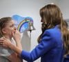 Elle a ainsi fait la connaissance de Claire, une jeune mère de famille qui s'apprêtait à sonner la cloche pour officialiser la fin de sa chimiothérapie

La princesse de Galles (Catherine Kate Middleton, princesse de Galles) visite le Christie NHS Foundation Trust, pour mettre en évidence le pouvoir de guérison des soins holistiques, parallèlement aux soins cliniques, pour les personnes vivant avec et au-delà du cancer, à Manchester, au Royaume-Uni, le 4 juin 2026.

© Andy Stenning/WPA-Pool/ Julien Burton / Bestimage