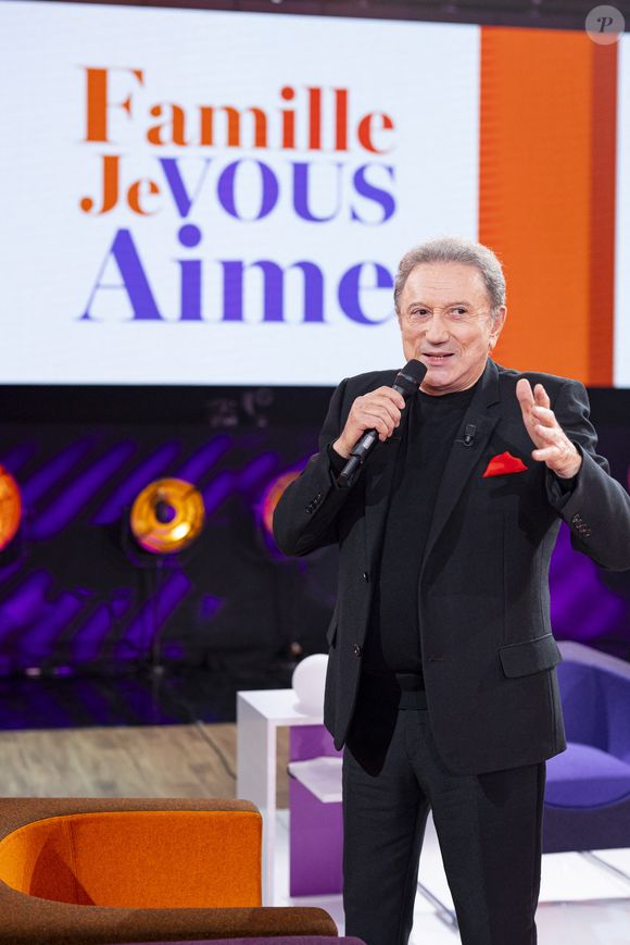 Exclusif - Michel Drucker lors de l'enregistrement de l'émission "Famille je vous aime" présentée par M.Drucker et qui sera diffusée le 29 décembre sur France 3, au studio Rive gauche, à Paris, France, le 2 décembre 2025. © Gaffiot-Perusseau/Bestimage