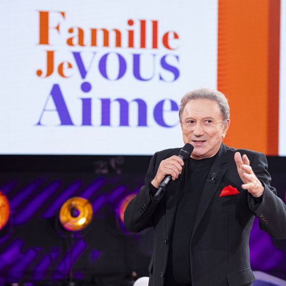 Exclusif - Michel Drucker lors de l'enregistrement de l'émission "Famille je vous aime" présentée par M.Drucker et qui sera diffusée le 29 décembre sur France 3, au studio Rive gauche, à Paris, France, le 2 décembre 2025. © Gaffiot-Perusseau/Bestimage