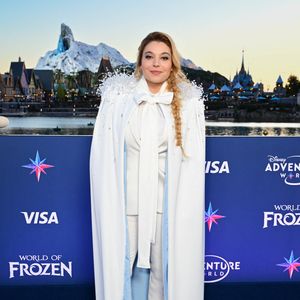 Parmi les autres célébrités présentes, on a pu apercevoir la chanteuse Santa, 

Santa - Inauguration du village de la Reine des Neiges sur le site de Disneyland Paris à Marne-la-Vallée le 28 mars 2026. © Disneyland Paris via Bestimage