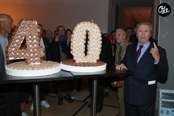 Alain-Dominique Perrin (Président de la Fondation Cartier) et le gâteau des 40 ans de la Fondation Cartier - " Voir venir Venir voir ", Célébration des 40 ans de la Fondation Cartier pour l'art contemporain avec la " Traversée du chantier de la nouvelle Fondation Cartier ", place du Palais Royal, dont l'ouverture se fera en décembre 2025. Paris, France, le 18 octobre 2024. Bertrand Rindoff/Bestimage