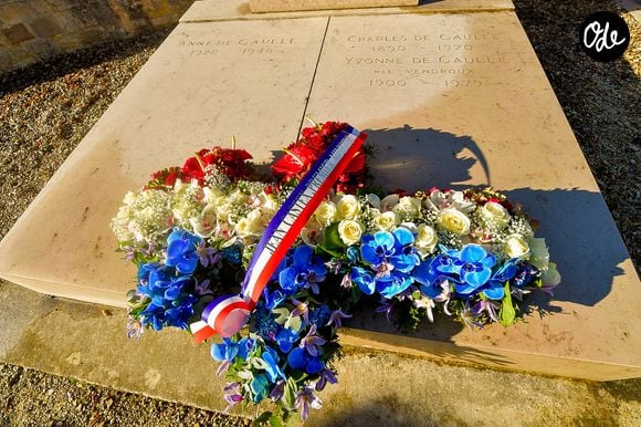 Photo de la tombe du général Charles de Gaulle lors de l'hommage rendu au général de Gaulle à l'occasion du 51e anniversaire de sa mort à Colombey-les-Deux-Églises, en France, le 9 novembre 2021. © Mao/Panoramic/Bestimage