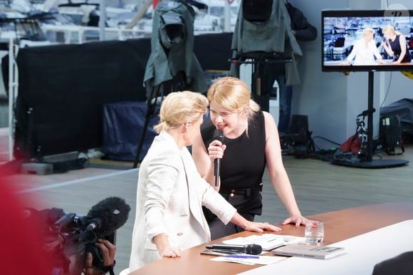 Exclusif -  Anne-Elisabeth Lemoine, Zaho de Sagazan sur le plateau de l'émisson "C à vous" lors du 77ème Festival International du Film de Cannes le 15 mai 2024 © Jack Tribeca / Bestimage