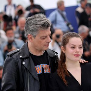 Benjamin Biolay et sa fille Anna Biolay au photocall de "Rosalie" lors du 76ème Festival International du Film de Cannes, le 18 mai 2023.
© Jacovides/Moreau/Bestimage