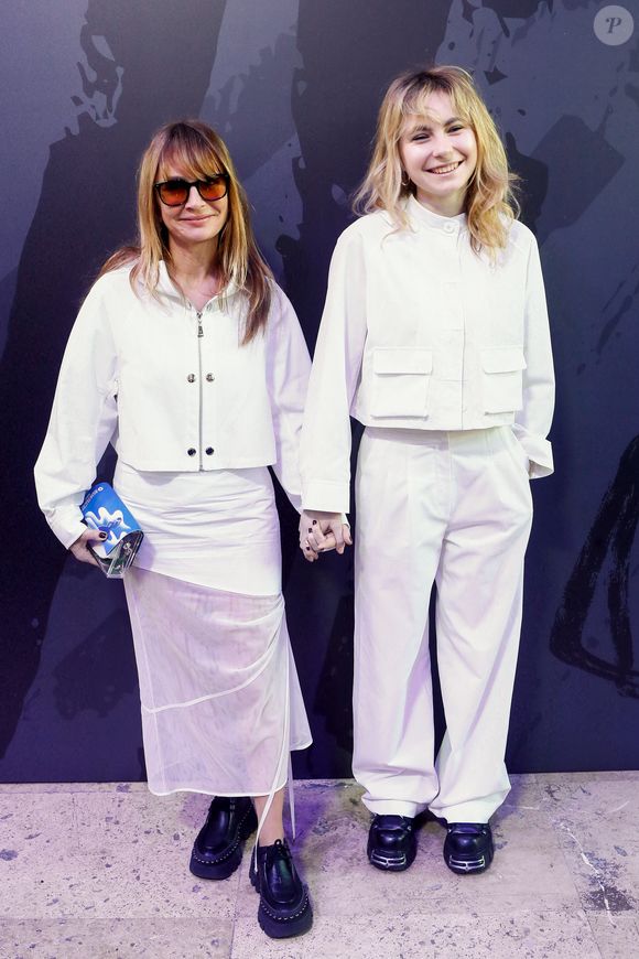 Axelle Laffont et sa fille Mitty Hazanavicius au photocall du défilé de mode Femmes prêt-à-porter automne-hiver 2024/2025 "Shiatzy Chen" lors de la fashion week de Paris. Le 4 mars 2024. Crédit Christophe Clovis / Bestimage