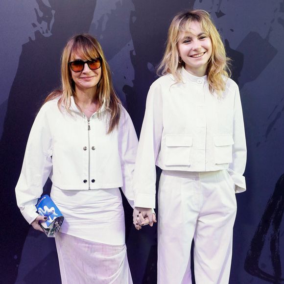 Axelle Laffont et sa fille Mitty Hazanavicius au photocall du défilé de mode Femmes prêt-à-porter automne-hiver 2024/2025 "Shiatzy Chen" lors de la fashion week de Paris. Le 4 mars 2024. Crédit Christophe Clovis / Bestimage