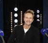Chemise claire, silhouette plus décontractée avec baskets et sourire omniprésent : France Télévisions semble vouloir insuffler une ambiance plus familiale et chaleureuse au programme, sans pour autant abandonner l’ADN du jeu.

Exclusif - Cyril Féraud, lors de la 500 ème de Culture et Média sur Europe 1 en présence de nombreux invités, à Paris, France, le 23 janvier 2026. © Jack Tribeca/Bestimage