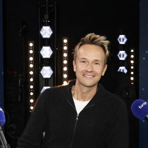 Chemise claire, silhouette plus décontractée avec baskets et sourire omniprésent : France Télévisions semble vouloir insuffler une ambiance plus familiale et chaleureuse au programme, sans pour autant abandonner l’ADN du jeu.

Exclusif - Cyril Féraud, lors de la 500 ème de Culture et Média sur Europe 1 en présence de nombreux invités, à Paris, France, le 23 janvier 2026. © Jack Tribeca/Bestimage