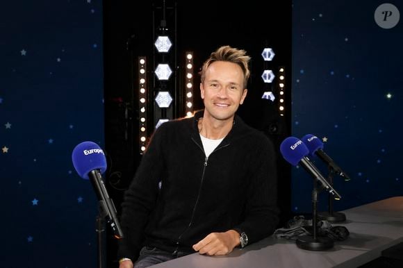 Chemise claire, silhouette plus décontractée avec baskets et sourire omniprésent : France Télévisions semble vouloir insuffler une ambiance plus familiale et chaleureuse au programme, sans pour autant abandonner l’ADN du jeu.

Exclusif - Cyril Féraud, lors de la 500 ème de Culture et Média sur Europe 1 en présence de nombreux invités, à Paris, France, le 23 janvier 2026. © Jack Tribeca/Bestimage