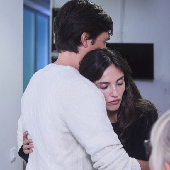 Exclusif - Alain-Fabien Delon avec sa compagne Laura Bensadoun en backstage de de l'émission "C à Vous" à Paris, France, le 18 octobre 2024. © Cyril Moreau/Bestimage