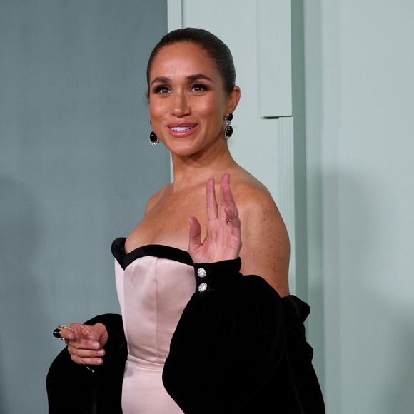 Meghan Markle reste concentrée sur ses projets et ignore les critiques, malgré la polémique entourant l’événement.

Meghan Markle a été vue en train de faire un signe de la main et de rire avec Emma Grede alors qu'elle assistait au gala 15 Percent Pledge, organisé par Aurora James, dans le backlot des Paramount Studios à Los Angeles.
Backgrid USA / Bestimage