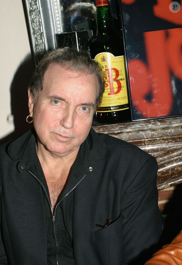 Le chanteur français Bernard Lavilliers participe à la soirée Moet Chandon PR Franck Couecou pour célébrer le 10ème anniversaire de son travail, au VIP Room à Paris, France, le 25 novembre 2004. Photo par Benoit Pinguet/ABACA.