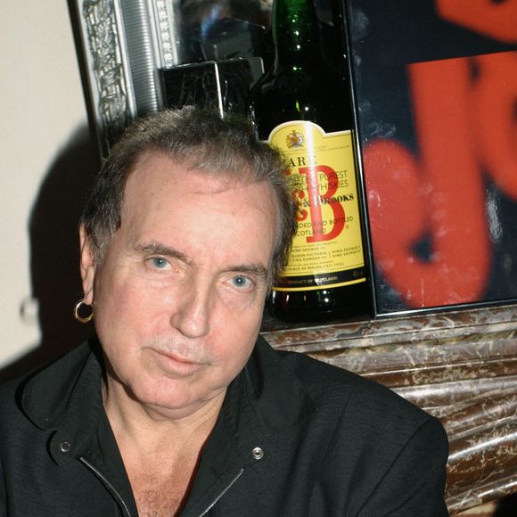 Le chanteur français Bernard Lavilliers participe à la soirée Moet Chandon PR Franck Couecou pour célébrer le 10ème anniversaire de son travail, au VIP Room à Paris, France, le 25 novembre 2004. Photo par Benoit Pinguet/ABACA.