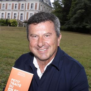 Pascal Bataille - 29ème édition de la Forêt des livres devenue Les écrivains chez Gonzague Saint-Bris à Chanceaux-près-Loches le 31 aout 2025. © Cédric Perrin/Bestimage