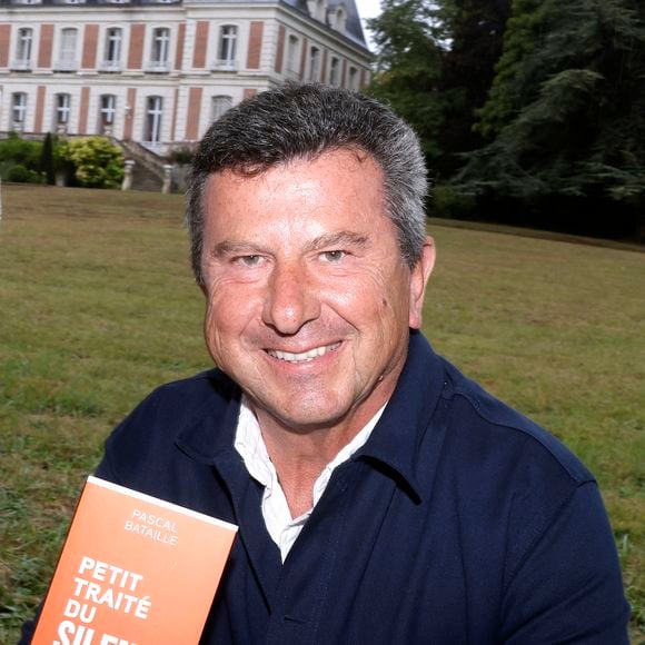 Pascal Bataille - 29ème édition de la Forêt des livres devenue Les écrivains chez Gonzague Saint-Bris à Chanceaux-près-Loches le 31 aout 2025. © Cédric Perrin/Bestimage