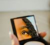Ensuite, pour masquer les petites imperfections sans fond de teint, l'utilisation de correcteurs colorés spécifiques est idéal pour neutraliser cernes et rougeurs.