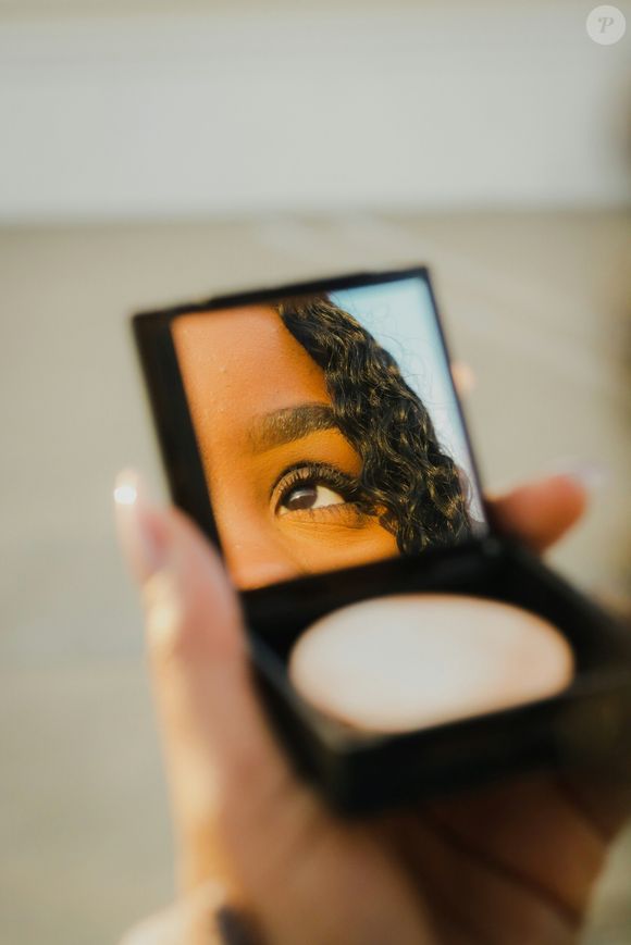 Ensuite, pour masquer les petites imperfections sans fond de teint, l'utilisation de correcteurs colorés spécifiques est idéal pour neutraliser cernes et rougeurs.