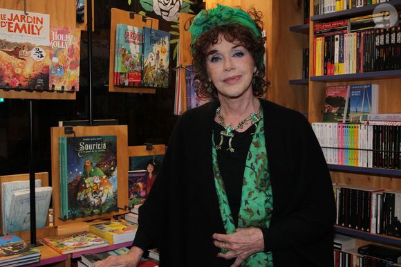 Anny Duperey - A.Duperey dédicace son livre "Respire, c'est de l'iode !" à la librairie La 25e Heure à Paris le 9 avril 2025.  © Philippe Baldini / Bestimage