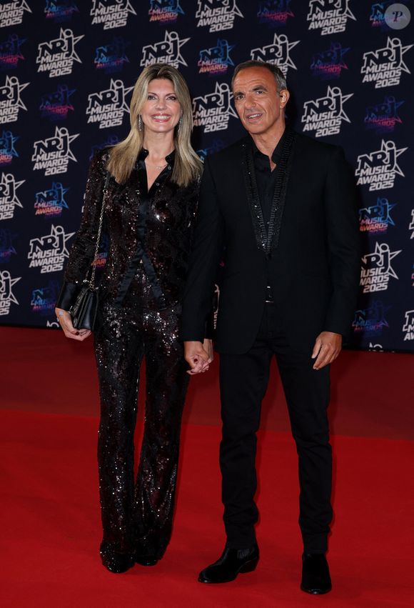 Nikos Aliagas et sa femme Tina au photocall de la 27ème édition des NRJ Music Awards au palais des Festivals de Cannes, France, le 31 octobre 2025. © Dominique Jacovides/Bestimage