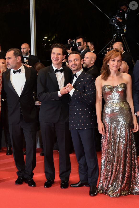 Gilles Lellouche, Vincent Lacoste, Jérôme Niel, Anaïs Demoustier - Montée des marches du film « Fumer Fait Tousser » lors du 75ème Festival International du Film de Cannes. Le 21 mai 2022
© Giancarlo Gorassini / Bestimage