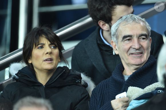 Estelle Denis et son compagnon Raymond Domenech dans les tribunes lors du match de quart de finale de la Coupe de Ligue opposant le Paris Saint-Germain à l'AS Saint-Etienne au Parc des Princes à Paris, France. © Giancarlo Gorassini/Bestimage