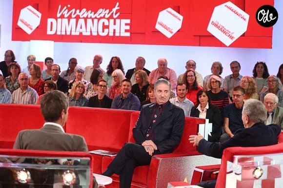 Simon Abkarian, Antonin Baudry et Michel Drucker lors de l'enregistrement de l'émission Vivement dimanche édition spéciale intitulée 'Général de Gaulle' au studio Rive gauche, présentée par M.Drucker et diffusée le 11 octobre sur France 3, à Paris, France, le 30 septembre 2026. © Guillaume Gaffiot/Bestimage